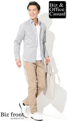 ベージュのチノパンのメンズコーデ例