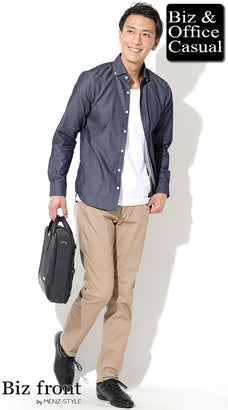 ベージュのチノパンのメンズコーデ例