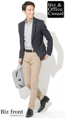 ベージュのチノパンのメンズコーデ例