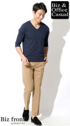 ネイビーVネックカットソー×ベージュアンクルスラックス