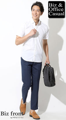 夏のアンクルパンツコーデ例 白シャツ×ネイビーアンクルパンツ×ライトブラウンスエードシューズ