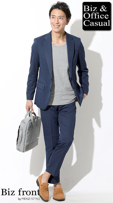 ネイビーパンツと落ち着いた色の靴のコーディネート画像