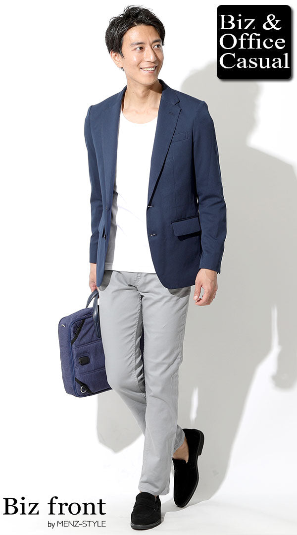 グレーのチノパンのメンズコーデ例