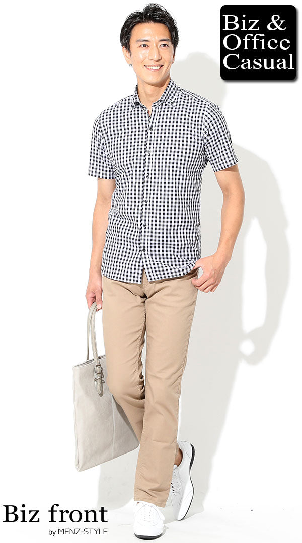 ベージュチノパンのコーデ例