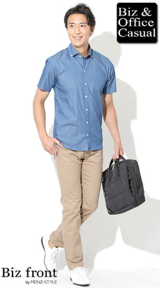 ベージュのチノパンのメンズコーデ例