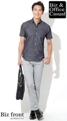 チノパンとデニムシャツのコーデ例