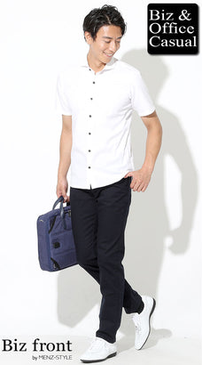 チノパンと白シャツのコーデ例