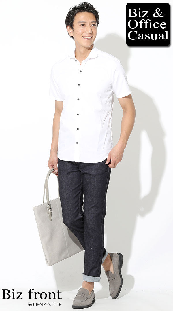 半袖白シャツに濃紺デニムとスエードローファーを合わせた上品なビジカジ夏コーデ