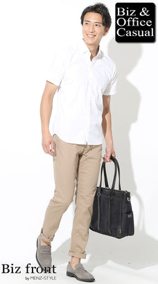 ベージュのチノパンのメンズコーデ例