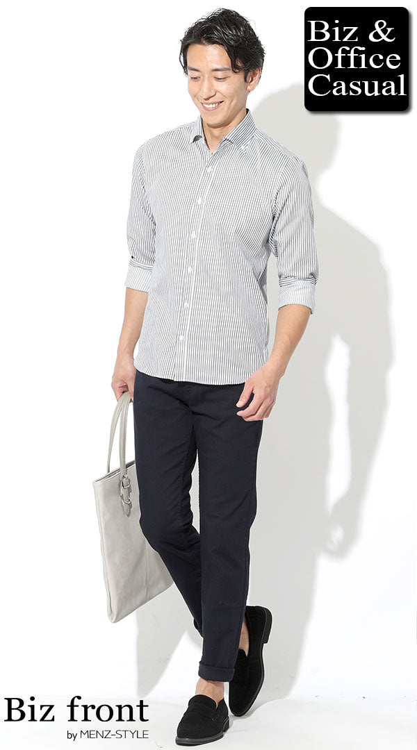 ネイビーのチノパンのメンズコーデ例