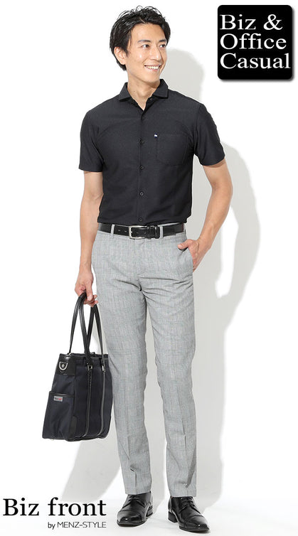 黒ポロシャツとライトグレースラックスを組み合わせた夏のビジネスカジュアルコーデ