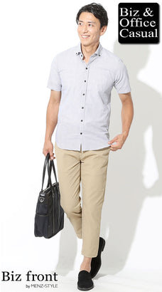 ベージュのチノパンのメンズコーデ例