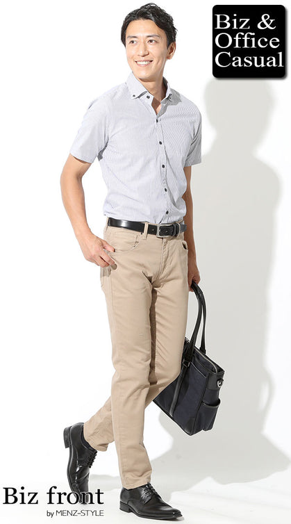 半袖シャツとベージュチノパンをパンツインで着こなした夏のビジネスカジュアルスタイル。黒ベルトと革靴で全体を引き締め、ジャケットなしでもだらしなく見えない好印象コーデ。