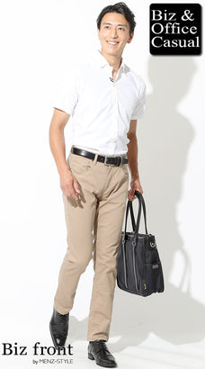 スマートカジュアル 男性 ジャケットなし 夏 白半袖シャツ×ベージュパンツ コーデ 清潔感 爽やか