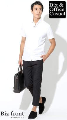 チノパンと白シャツのコーデ例