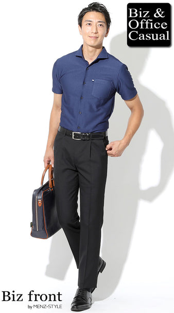 ネイビーのポロシャツと黒スラックスを合わせたオフィスカジュアルスタイル