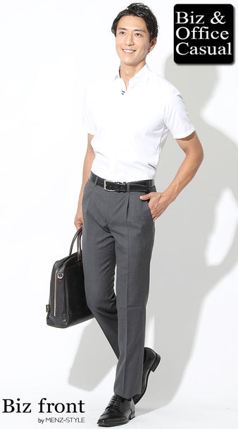 40代男性の夏のビジネスカジュアルコーデ、白半袖シャツとグレースラックスで清潔感と脚長効果を両立