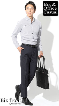 スマートカジュアル 男性 ジャケットなし 春秋 ストライプシャツ×ネイビースラックス コーデ