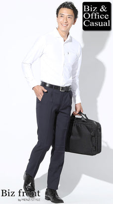 スマートカジュアル 男性 ジャケットなし 春秋 白ポロシャツ×ネイビースラックス コーデ 爽やか 清潔感