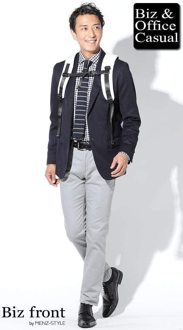 グレーのチノパンのメンズコーデ例