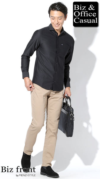 長袖黒ポロシャツ×ベージュパンツコーディネート