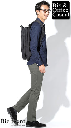 チノパンとネイビーシャツのコーデ例