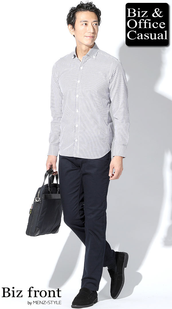 ネイビーのチノパンのメンズコーデ例