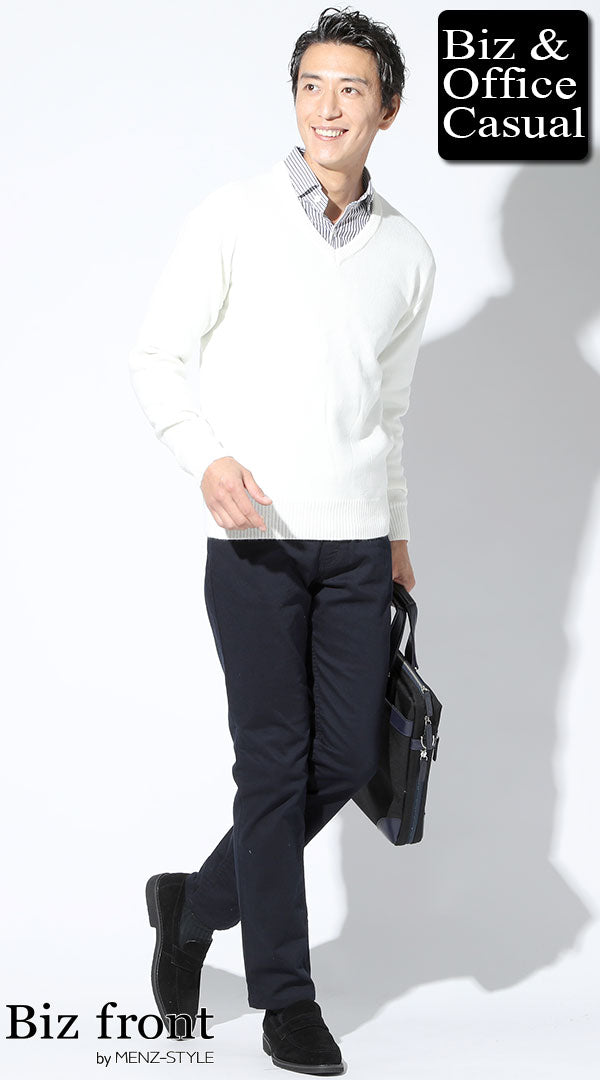 ネイビーのチノパンのメンズコーデ例