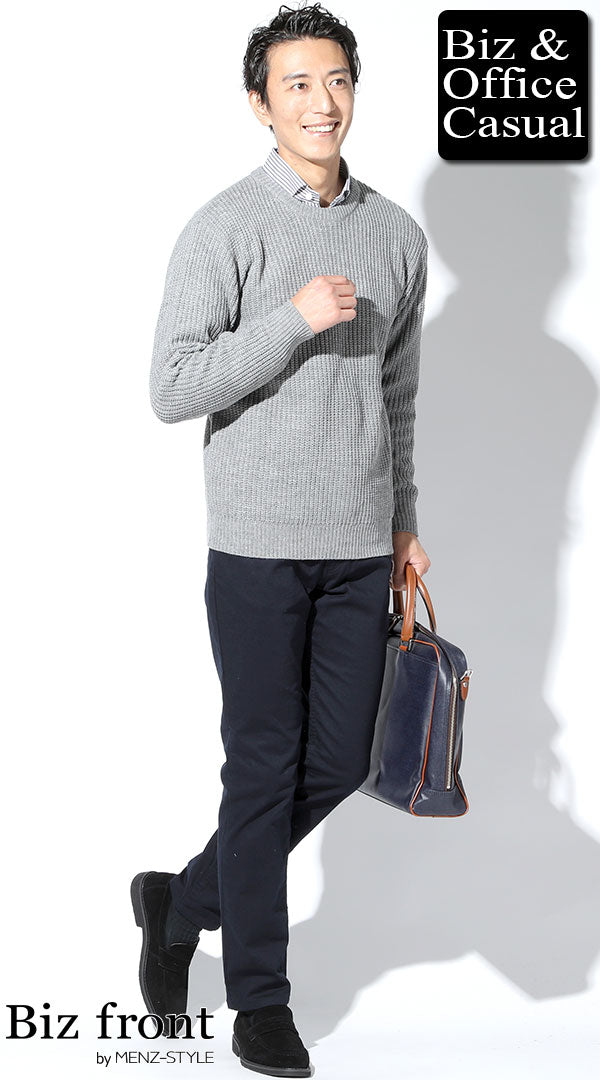 ネイビーのチノパンのメンズコーデ例