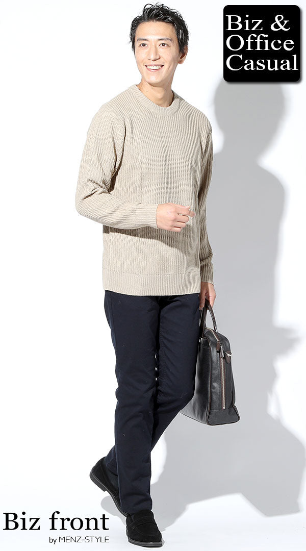ネイビーのチノパンのメンズコーデ例