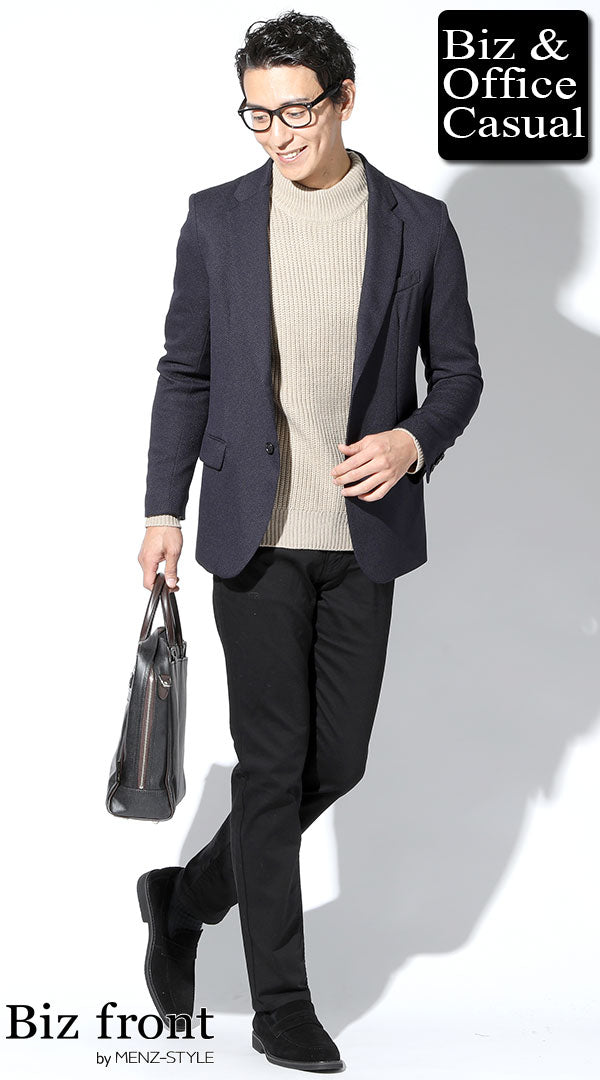 黒チノパンのコーデ例