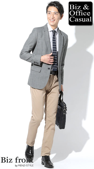 グレージャケット × 白インナー（シャツ・カットソー） × ベージュパンツのジャケパンスタイル