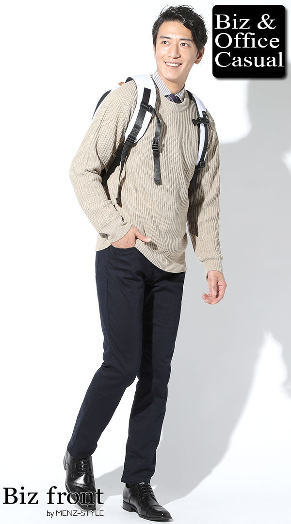 ネイビーのチノパンのメンズコーデ例