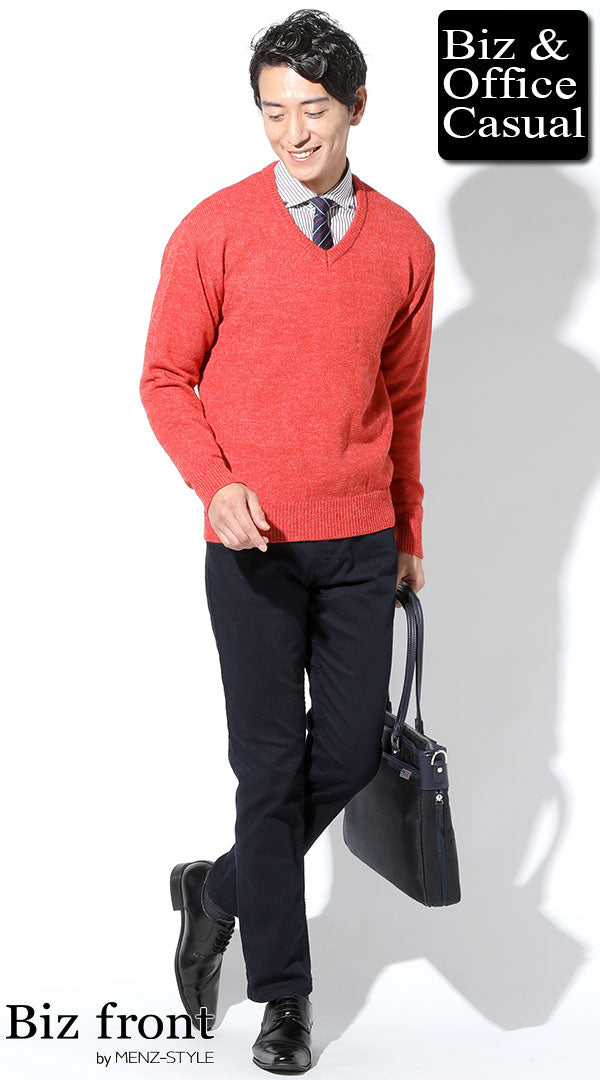 ネイビーのチノパンのメンズコーデ例