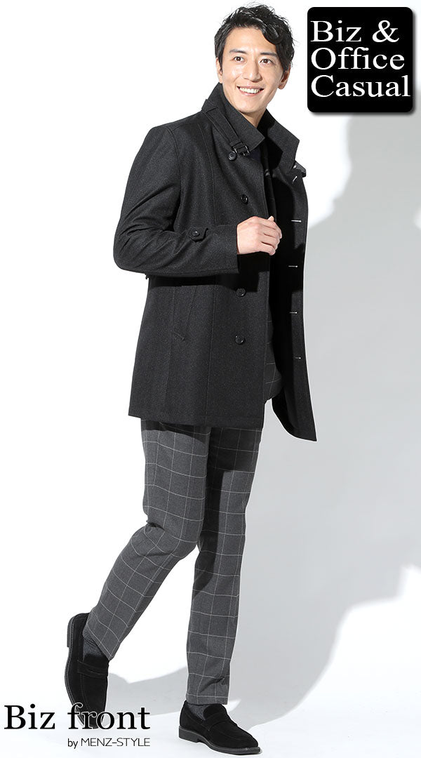 ベルト付き黒スタンドカラーコート×ウィンドペンチェックグレーテーラードスーツ×ネイビー丸首ニット×黒スエードシューズ　biz20-21aw_2676