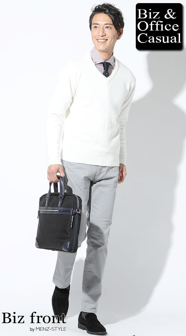 グレーのチノパンのメンズコーデ例