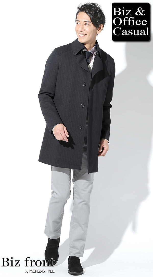 グレーのチノパンのメンズコーデ例