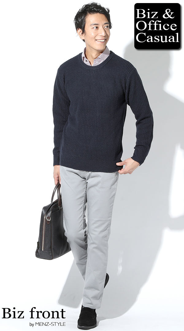 グレーのチノパンのメンズコーデ例