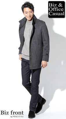 グレーのスタンドカラーコートのカジュアルコーデ例