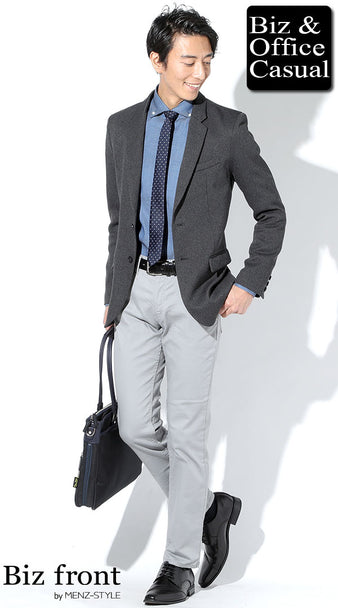 デニムシャツ×スラックスのオフィスカジュアルコーデ例 メンズ