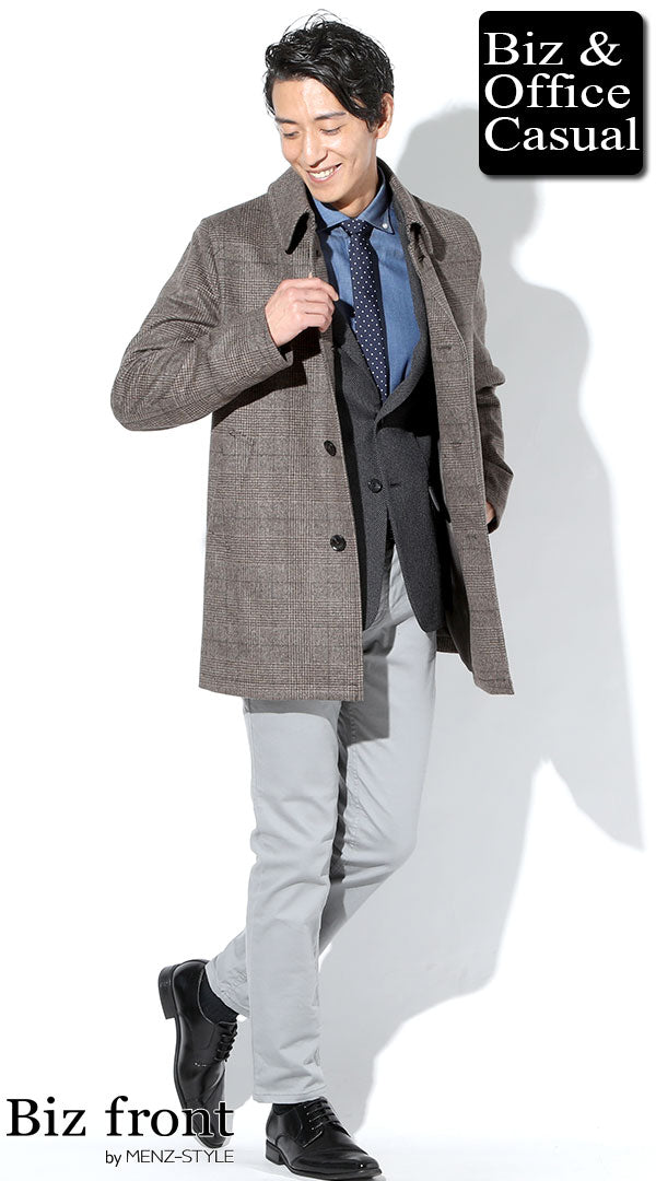 グレーのチノパンのメンズコーデ例