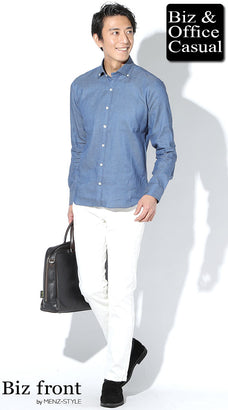 チノパンとネイビーシャツのコーデ例