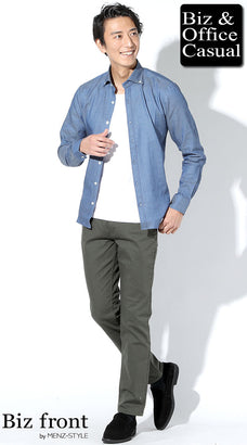 チノパンとネイビーシャツのコーデ例