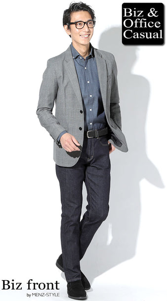 メンズのジーンズに似合う黒ベルトとグレージャケットの組み合わせ