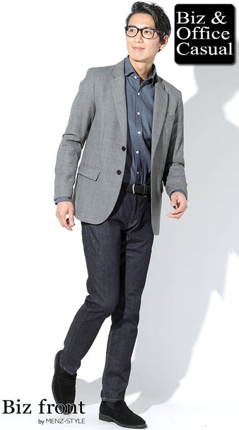 グレージャケットと濃紺ジーンズに黒ローファーを合わせた上品なビジネスカジュアルコーデ