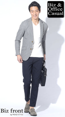 スラックスとtシャツのメンズコーデ例