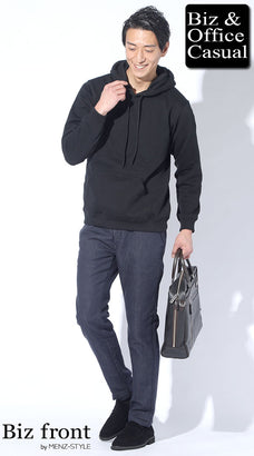 50代ぽっちゃり男性におすすめの黒プルオーバーパーカー×ネイビースウェットパンツの清潔感カジュアルコーデ