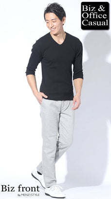 50代ぽっちゃり男性におすすめの黒カットソー×グレーパンツの大人モノトーンコーデ