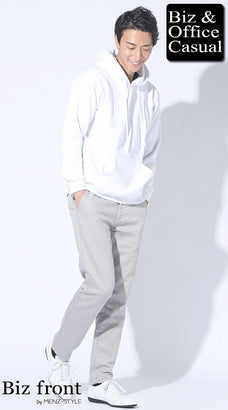 50代ぽっちゃり男性におすすめの白プルオーバーパーカー×グレースウェットパンツの上品ワントーンコーデ