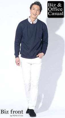 50代ぽっちゃり男性におすすめのネイビースウェットトレーナー×白チノパンの清潔感カジュアルコーデ